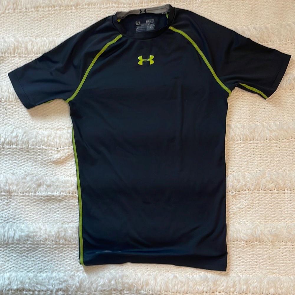 Under armour top Heat gear short sleeve black shirt boys athletic size L Large